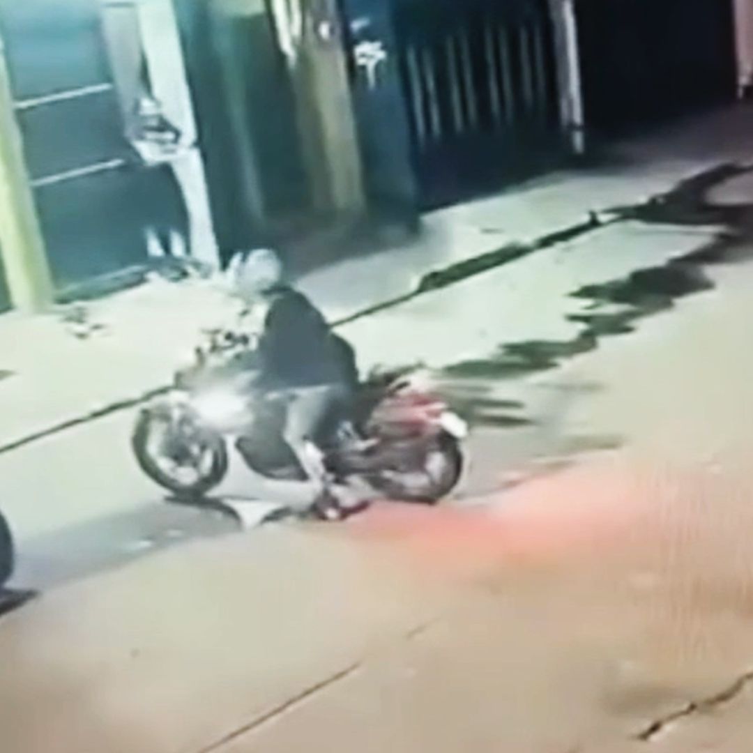 Los motociclistas se robaron el vehículo en segundos.